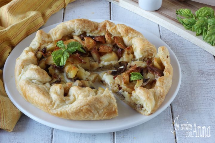 Torta rustica con patate, salsiccia e funghi