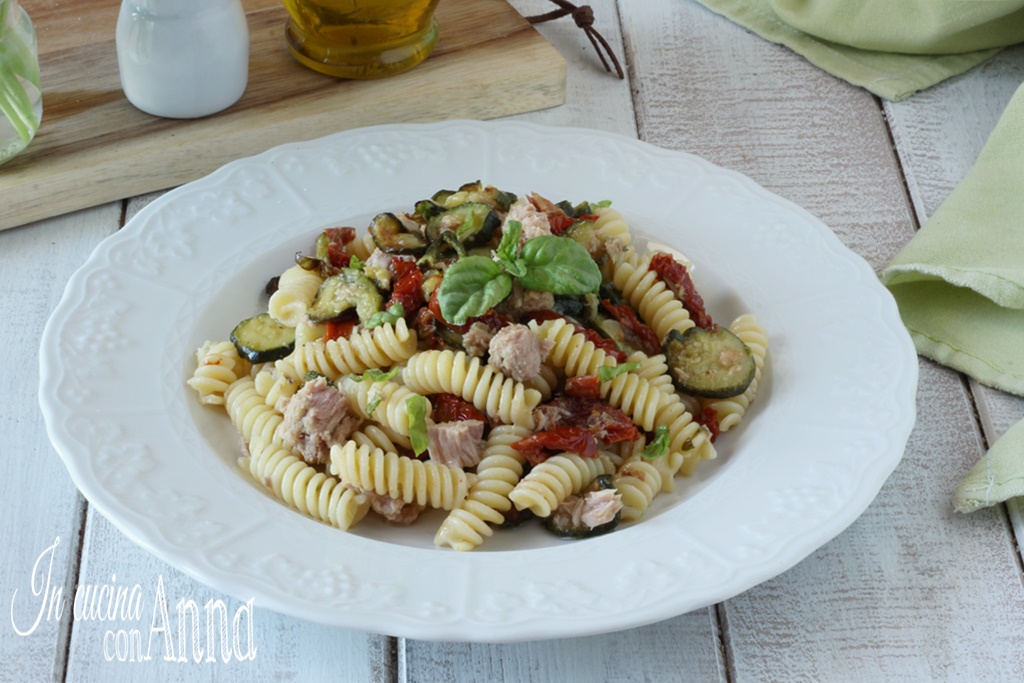 PASTA CON ZUCCHINE, POMODORI SECCHI E TONNO saporitissima in pochissimo