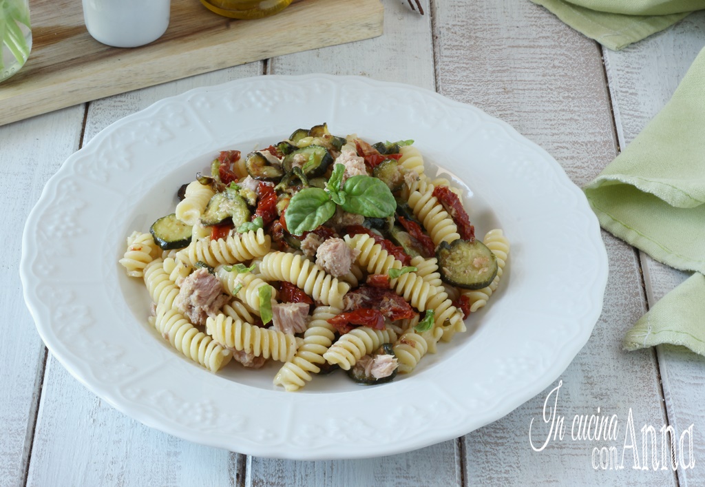 PASTA CON ZUCCHINE, POMODORI SECCHI E TONNO saporitissima in pochissimo
