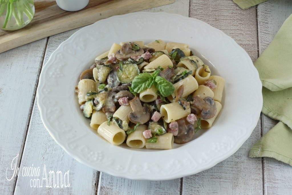 Pasta con funghi, speck, zucchine e stracchino