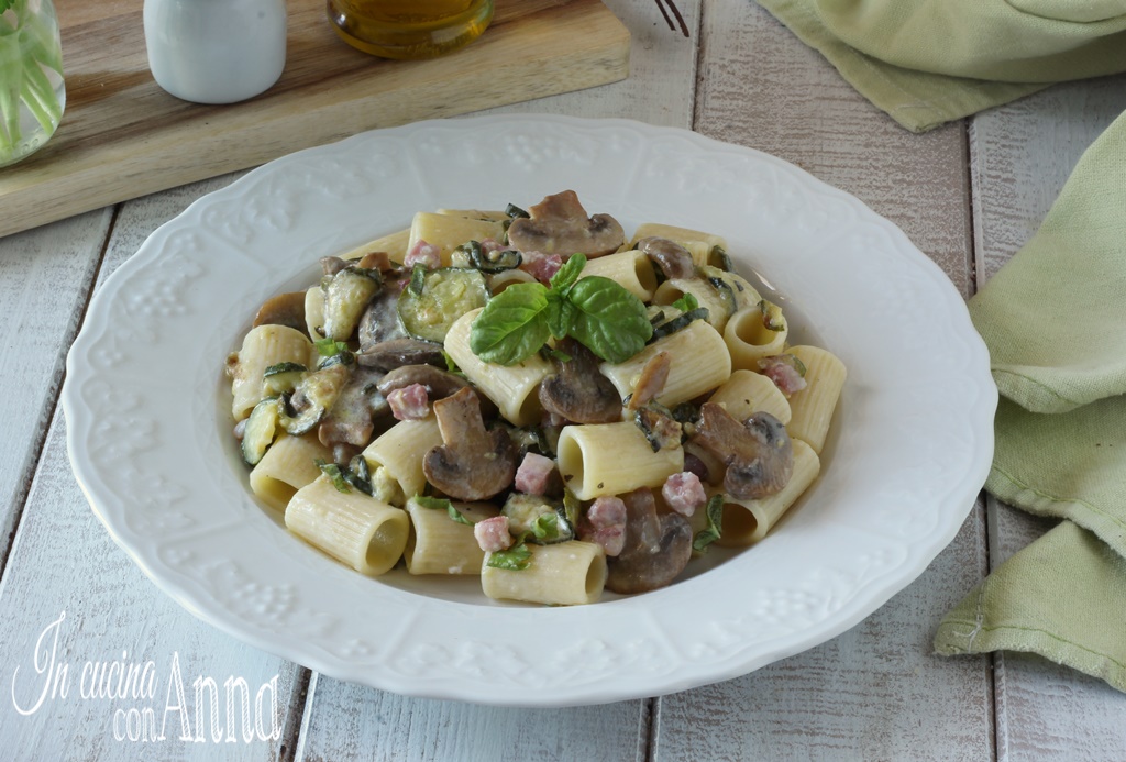 Pasta con funghi, speck, zucchine e stracchino