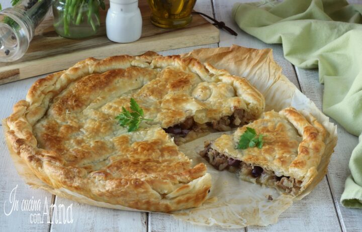 Torta salata con cipolle, salsiccia e olive nere