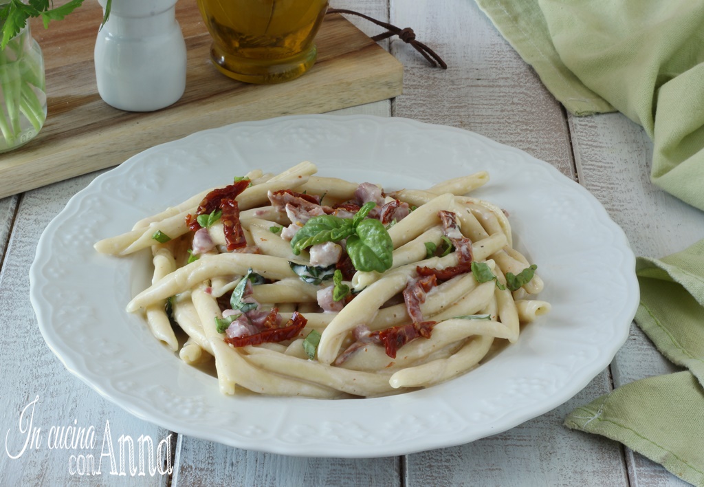 Pasta con pomodori secchi, speck e stracchino