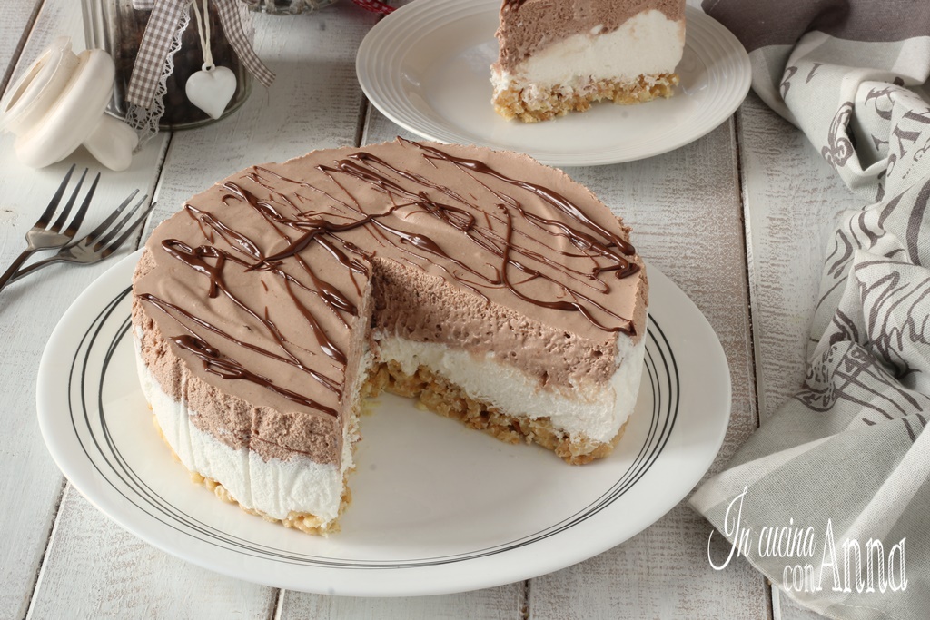 La torta mousse al cioccolato è un dolce tra i più buoni e golosi al mondo, ha 3 strati favolosi, una base croccante e 2 mousse super cremose, una al cioccolato bianco e una al cioccolato al latte