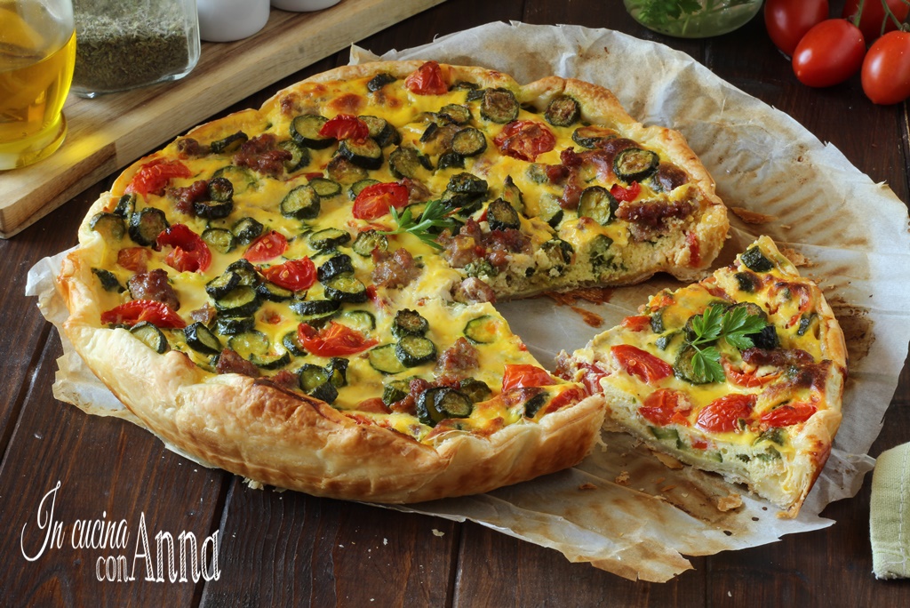 Torta salata con zucchine, salsiccia, ricotta e pomodorini