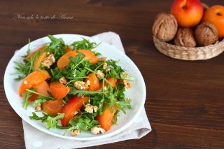 insalata di rucola e albicocche