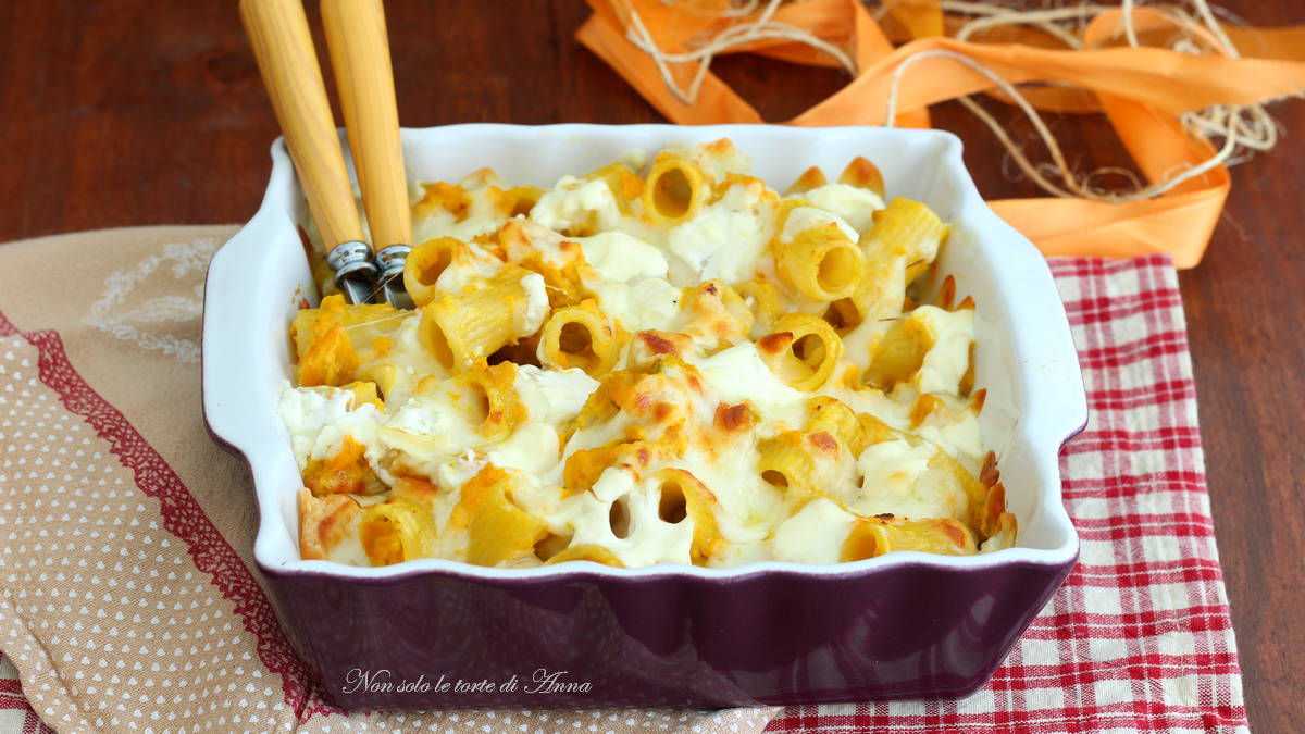 Pasta e zucca al forno | Pasta al forno con zucca e formaggi