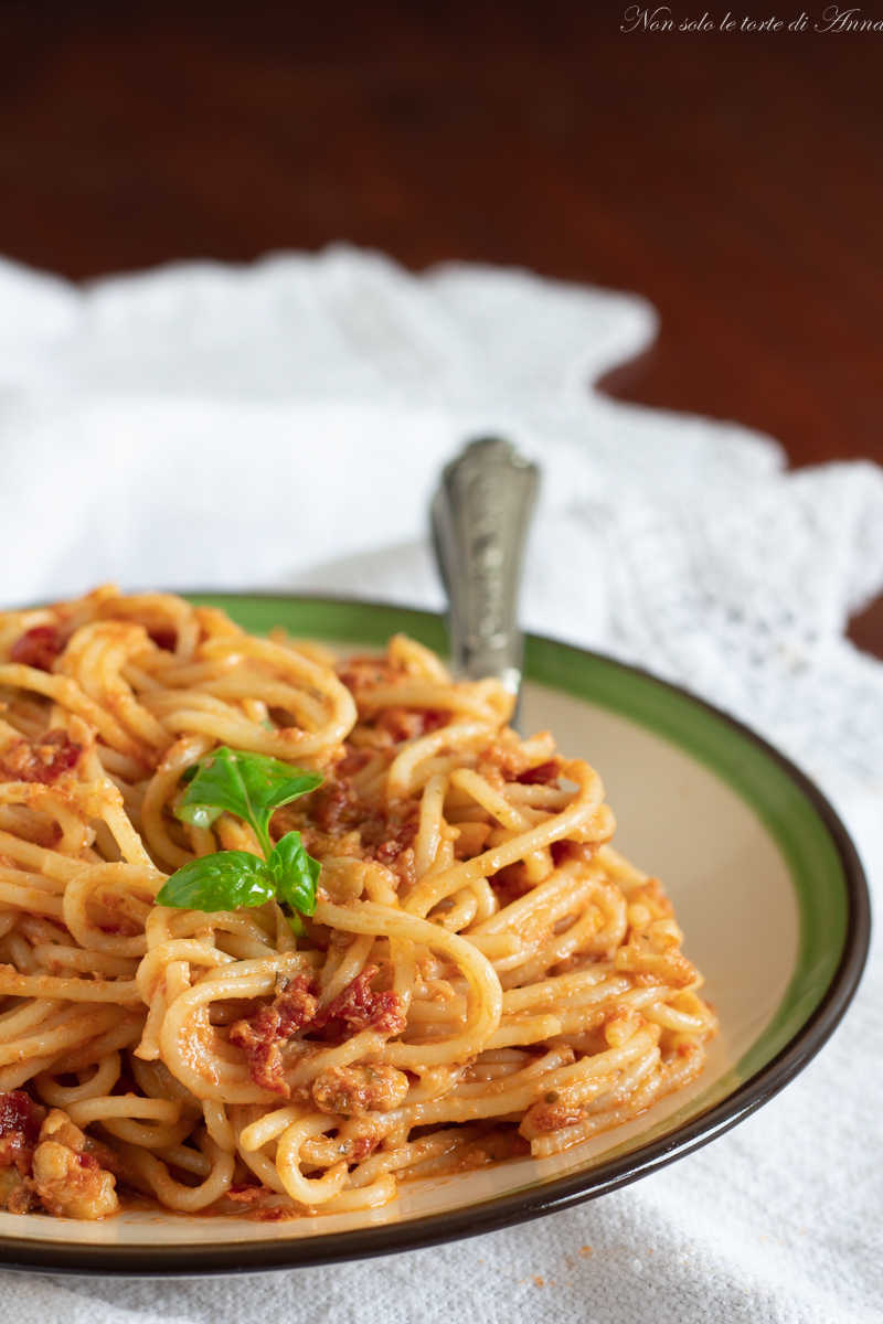 spaghetti al pesto di pomodori