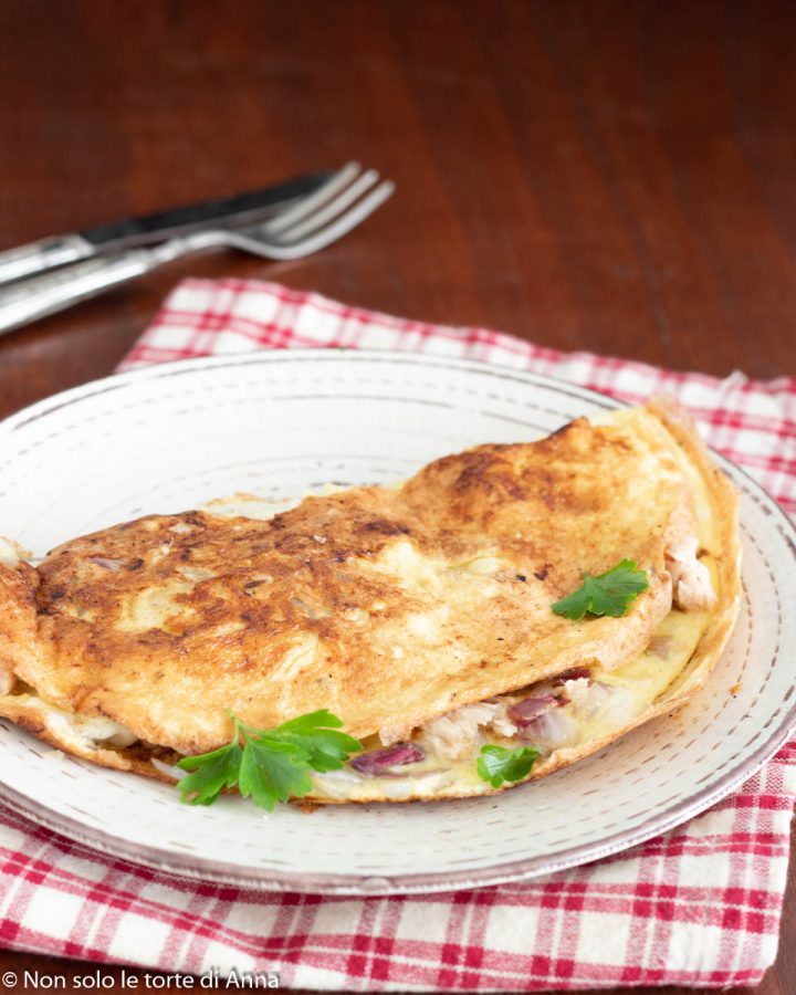 omelette con cipolla rossa e tonno