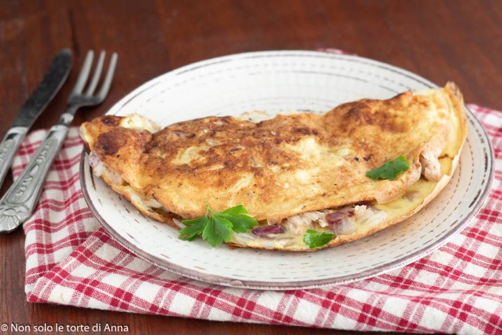 omelette con cipolla rossa e tonno