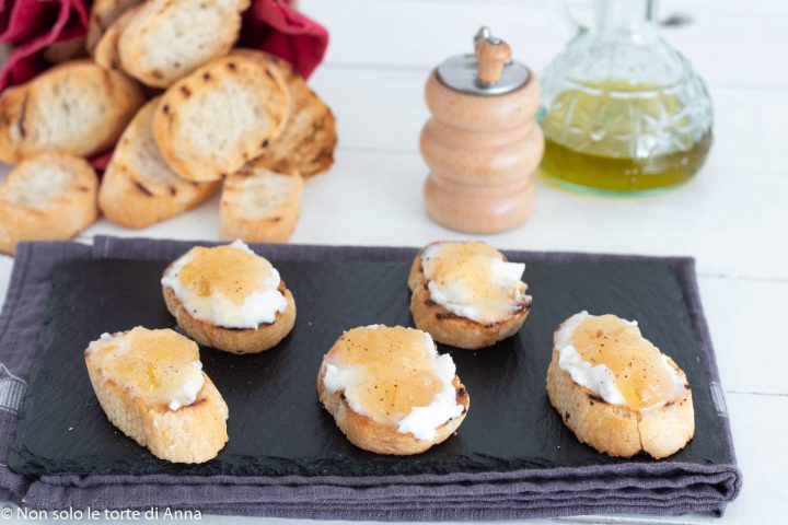 Crostini stracchino e confettura di pere