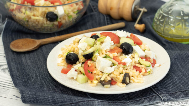 orzo freddo con feta e cetriolini