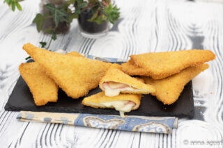 triangoli di pancarrè fritti con prosciutto e scamorza