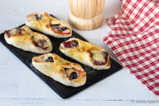 cannoli alla pizza con olive e bresaola