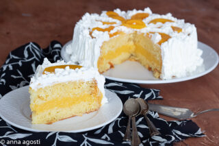 Torta farcita alle pesche sciroppate