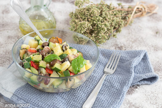 Insalata di verdure cotte con tonno e olive