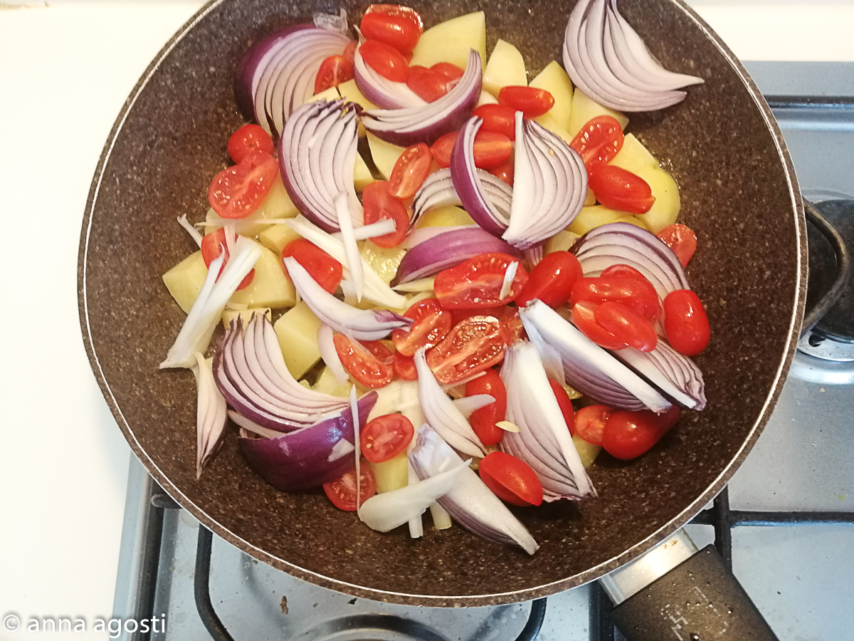orate in padella con patate e pomodorini