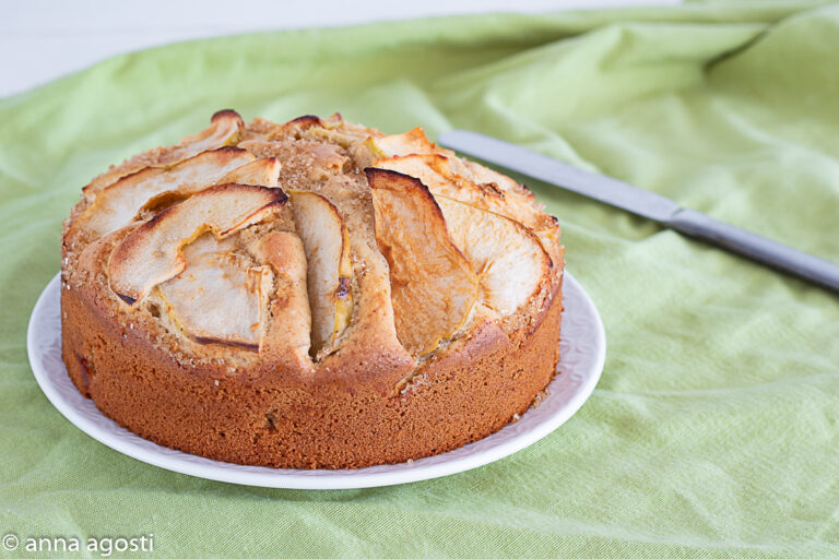 Torta di mele con succo di mele senza latte e senza burro