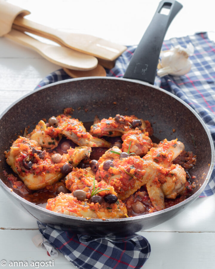 Ali di pollo alla cacciatora con olive