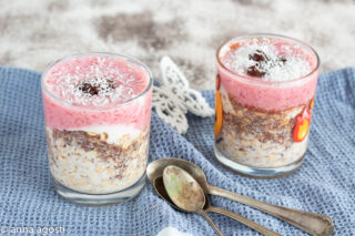 Porridge avena con fragole senza cottura