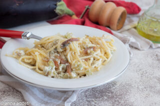 Spaghetti con melanzane ricotta e alici