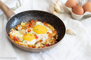 Uova al tegamino con verdure