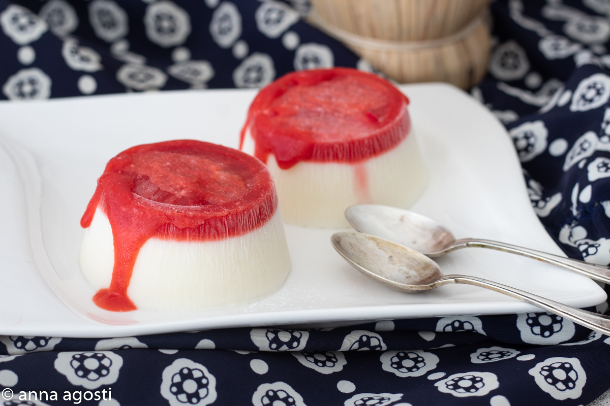 Panna cotta con salsa alle fragole