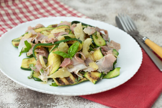 Insalata di zucchine grigliate prosciutto e grana