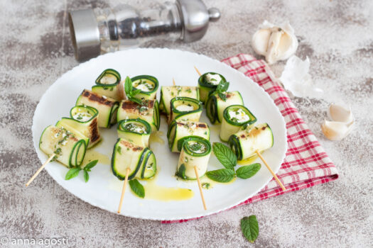 Spiedini di zucchine e feta in padella