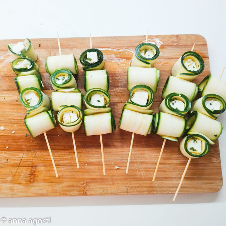 Spiedini di zucchine e feta in padella