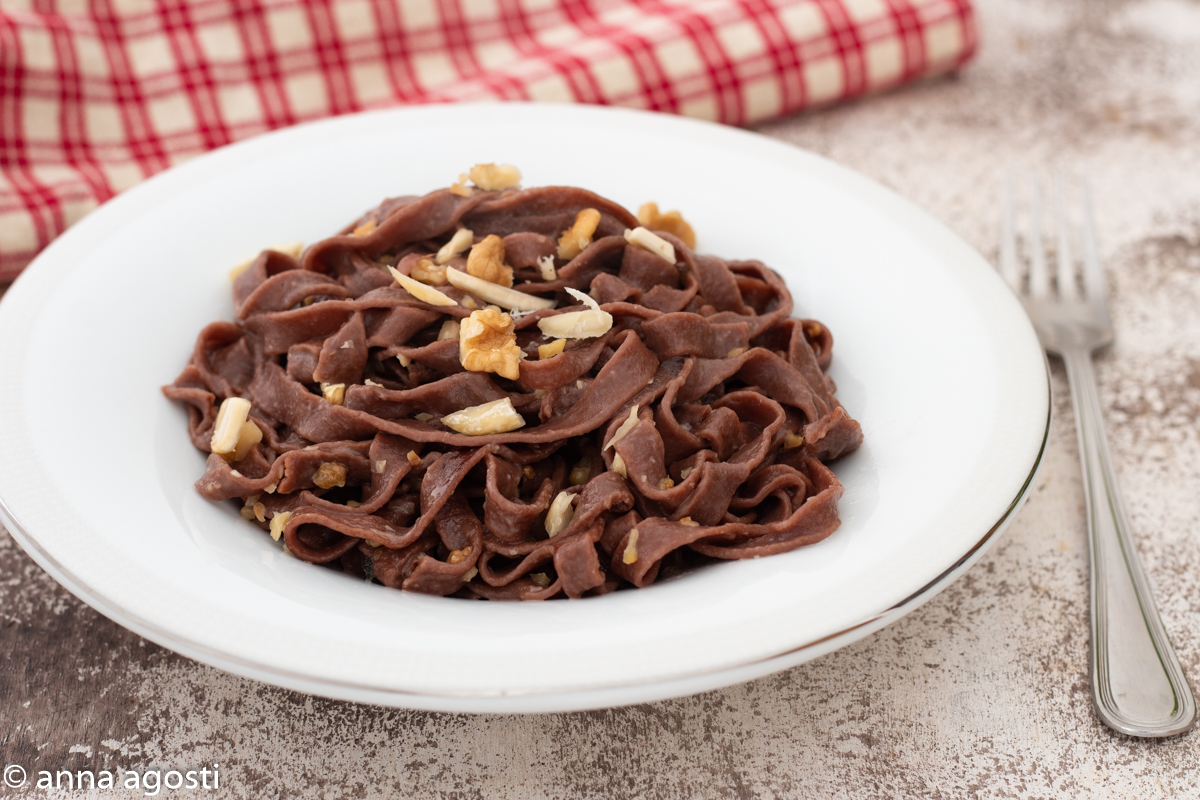 Tagliatelle al cacao con mandorle e noci