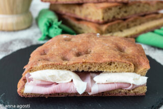 Focaccia alle barbabietole con impasto diretto