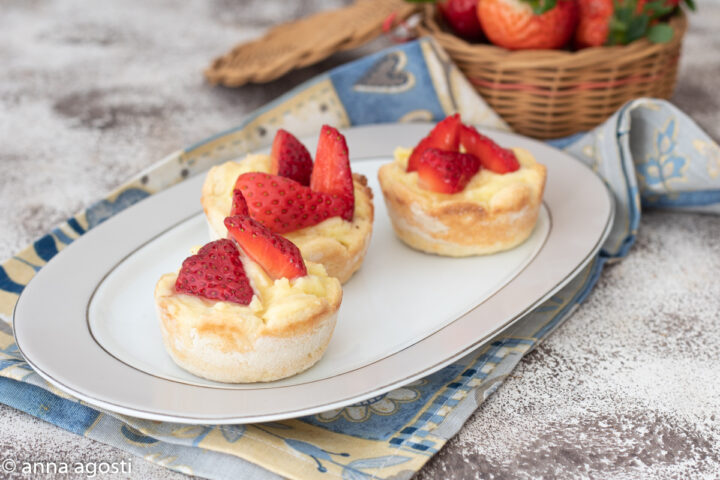 Tartellette con crema e fragole
