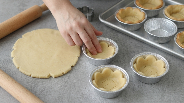 Date la forma alle tartellette con crema e fragole