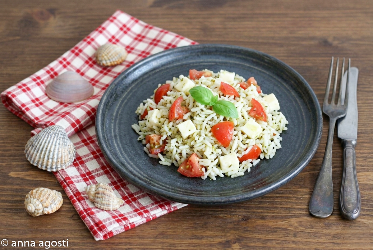 Riso freddo con pomodori e pesto