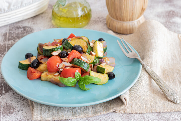 Caponata di zucchine in padella con pomodorini e olive