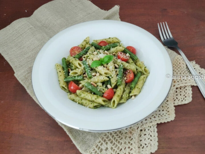 Pasta fredda con fagiolini pomodorini e pesto