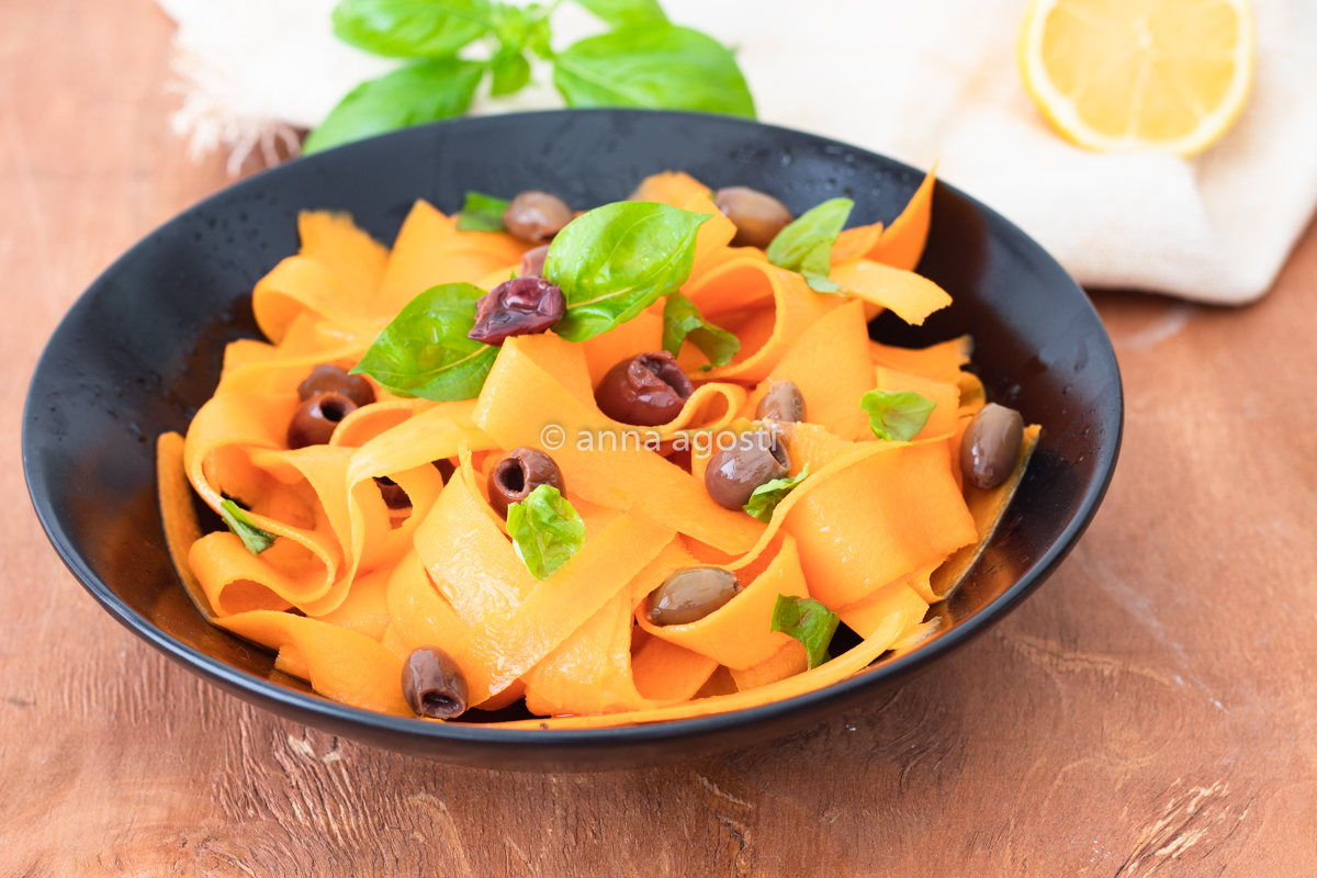 Carote marinate al limone con olive taggiasche e basilico