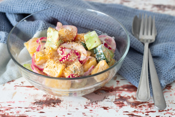 Insalata di cetrioli Ananas e cipolla rossa
