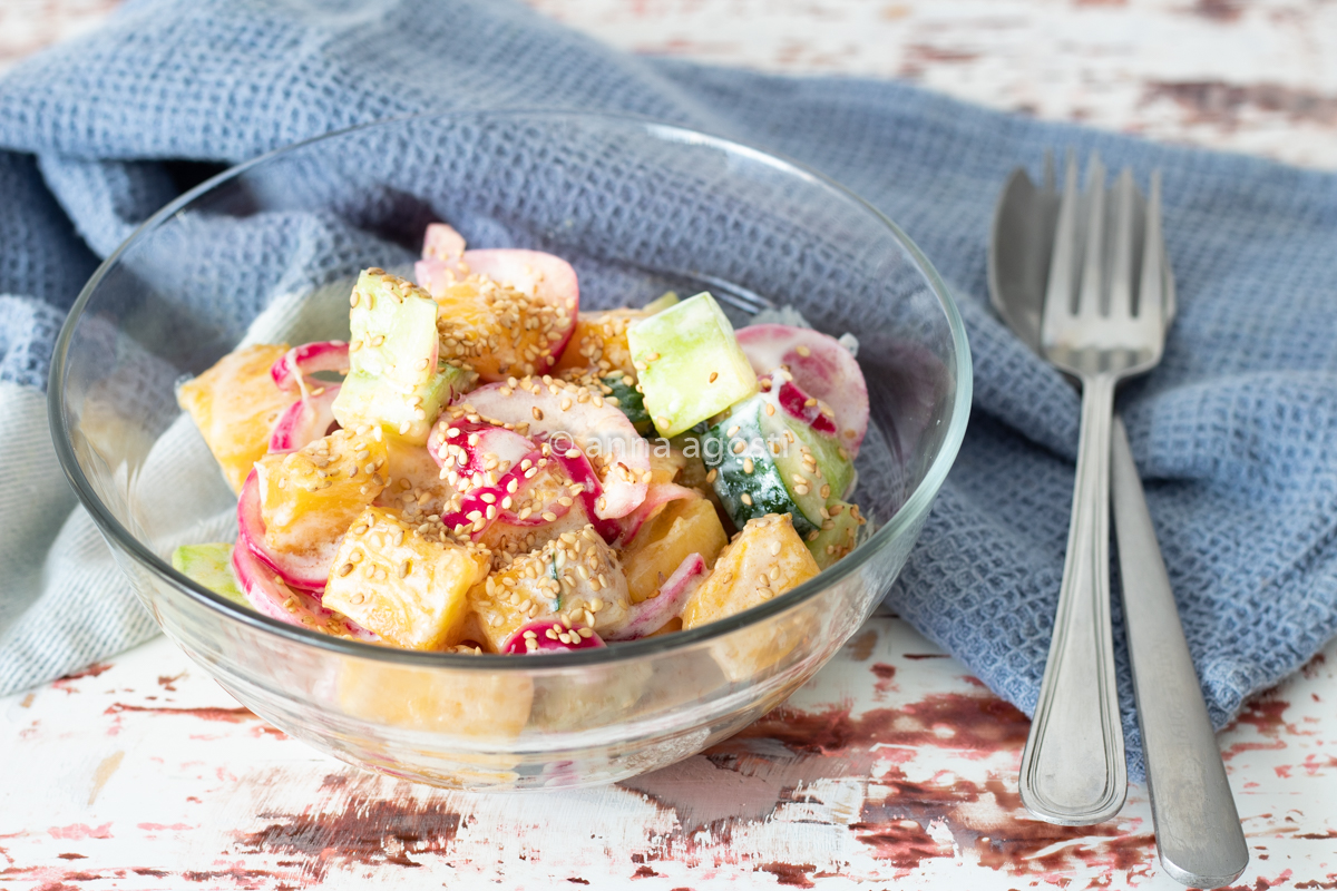 Insalata di cetrioli ananas e cipolla rossa