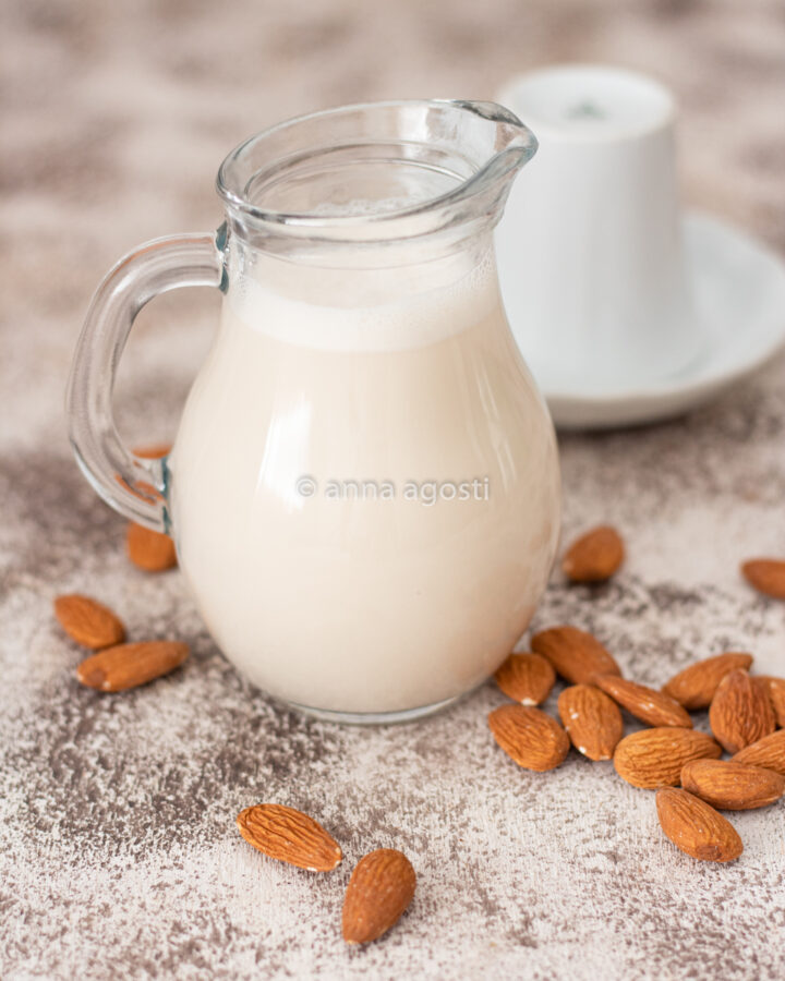 Latte di mandorla fatto in casa
