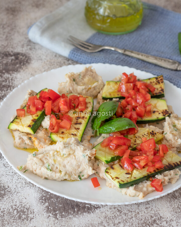 zucchine grigliate con hummus e pomodorini concassè