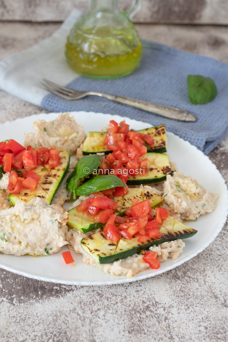 Zucchine grigliate con hummus e pomodorini concassè