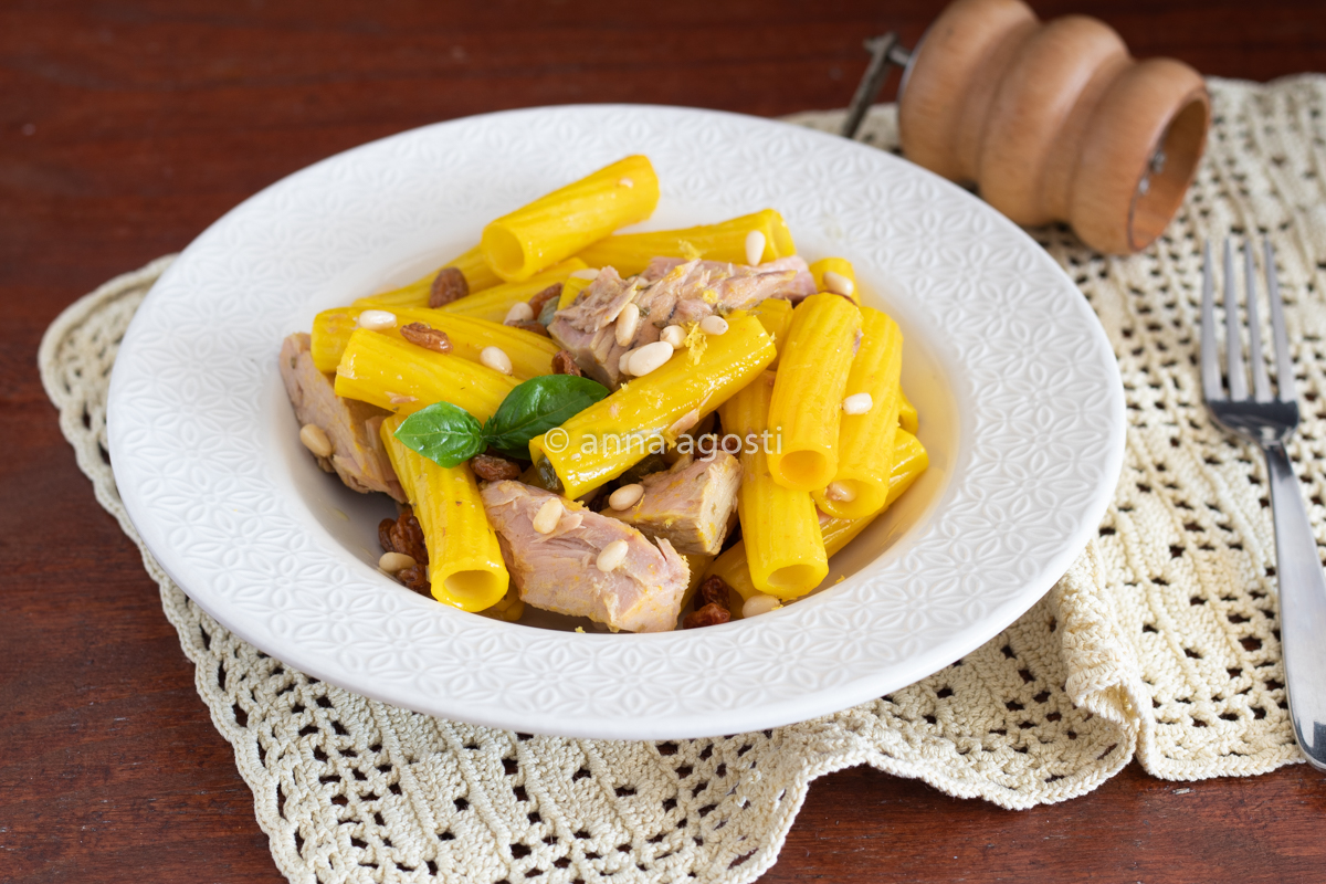 Pasta fredda con zafferano tonno uvetta e pinoli