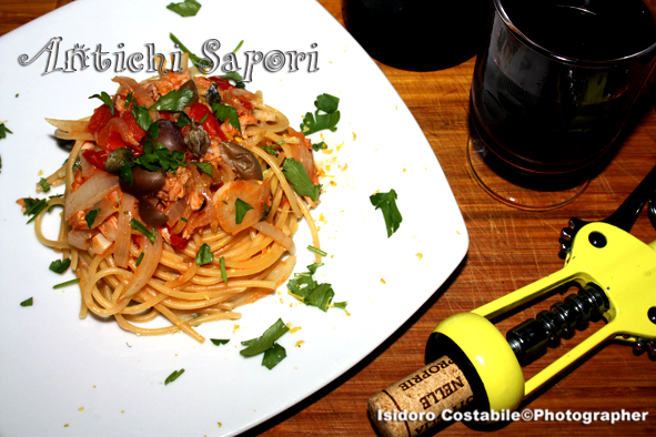 Spaghetti con tonno e pomodorini del Vesuvio.