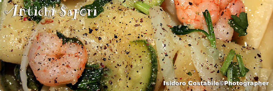 Mezzi paccheri con zucchina e gamberi.