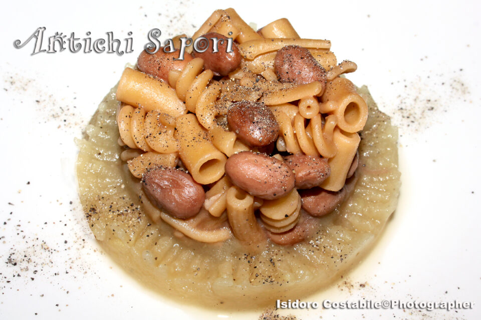 Pasta con fagioli freschi su crema di fagioli.