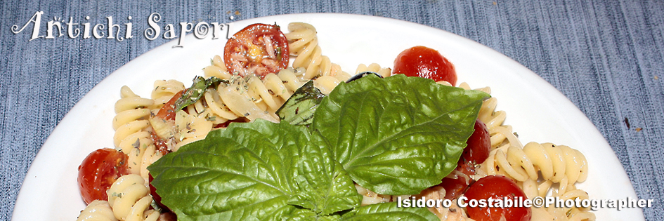 Insalata di fusilli con pomodori alla napoletana.