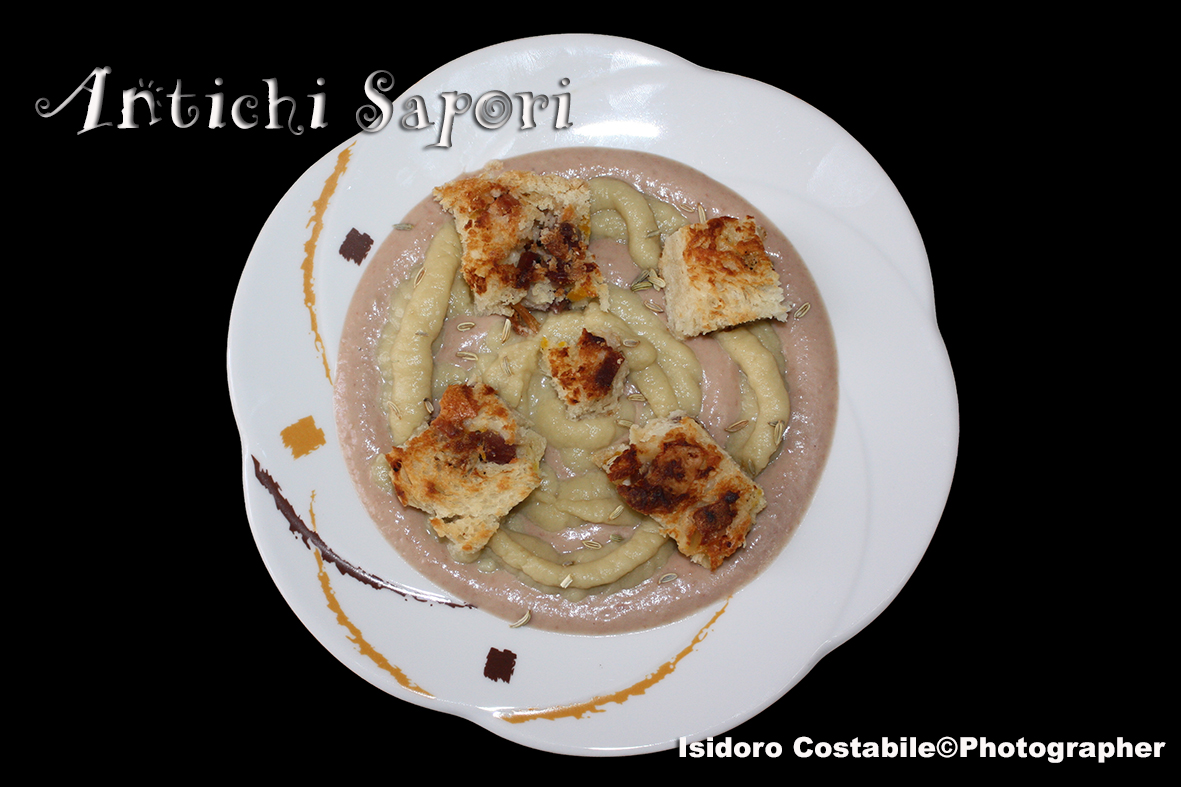 Vellutata di verza e borlotti con crostini di casatiello.