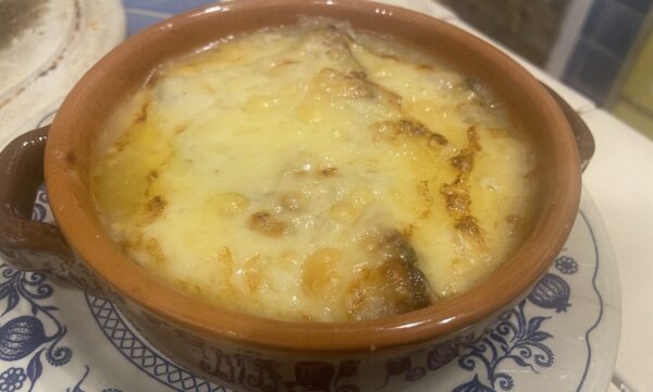 Zuppa di cipolle con fontina valdostana gratinata al forno